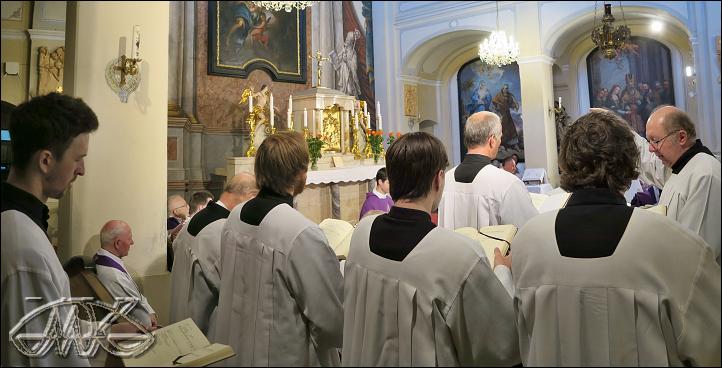 schola předzpěvuje žalm