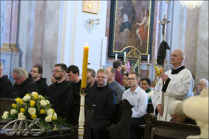 před průvodem do hrobky půjde ministrant s křížem