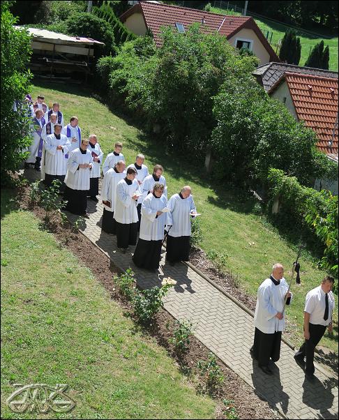 v průvodu jde nejprve ministrant s křížkem