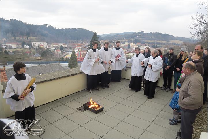 na prostranství přicházejí ministranti