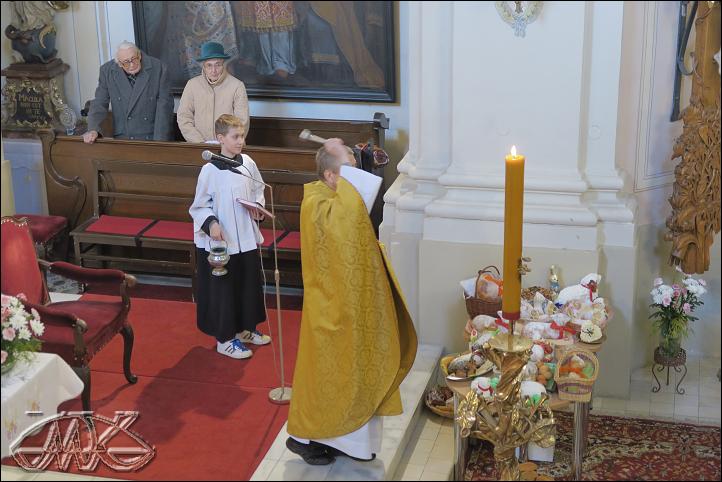 a ještě pokropit všechny přítomné