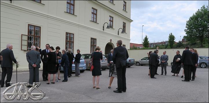 před nemocnicí se scházejí lidé, kteří se dlouho, nebo třeba také ještě nikdy, neviděli