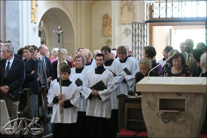 ministranti a koncelebranti přicházejí od hlavního vchodu