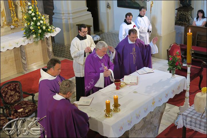 při eucharistické modlitbě se kněží střídají