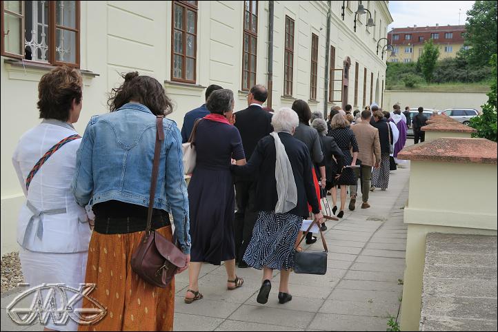 průvod vychází před nemocnici