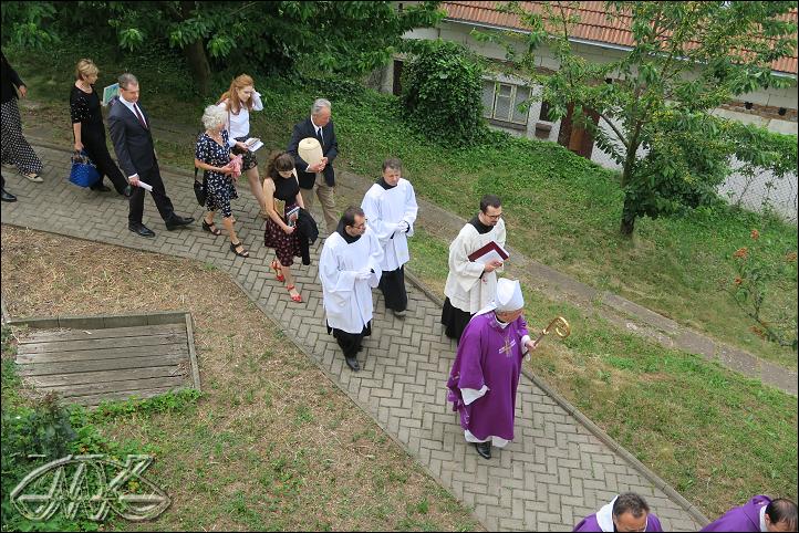 průvod vchází do hrobky