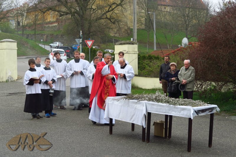 ještě pokropit svěcenou vodou