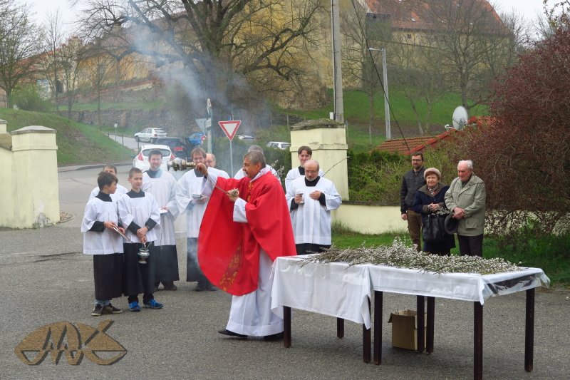 okuřují se i kolemstojící