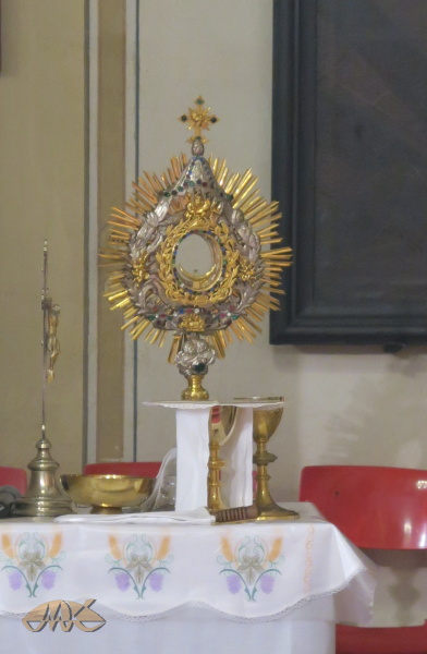 i monstrance zůstává prázdná