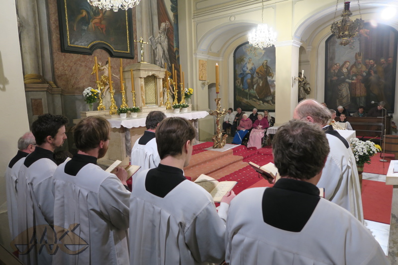 schola pěje žalmy mezi čteními ze Starého i Nového zákona