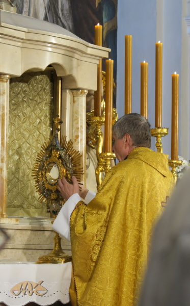 do monstrance přijde opět hostie