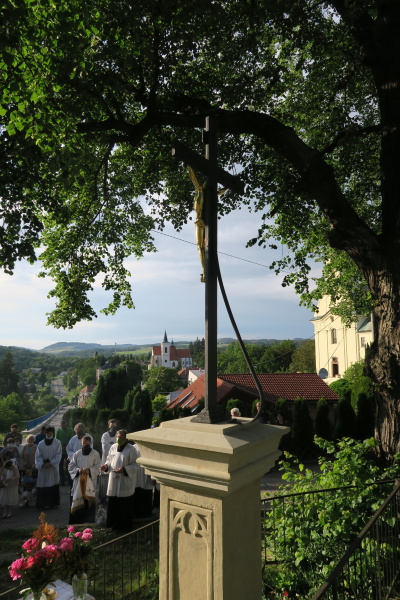 slunce ozařuje oba letovické kostely