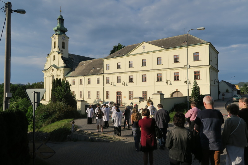 vracíme se zpět do kostela