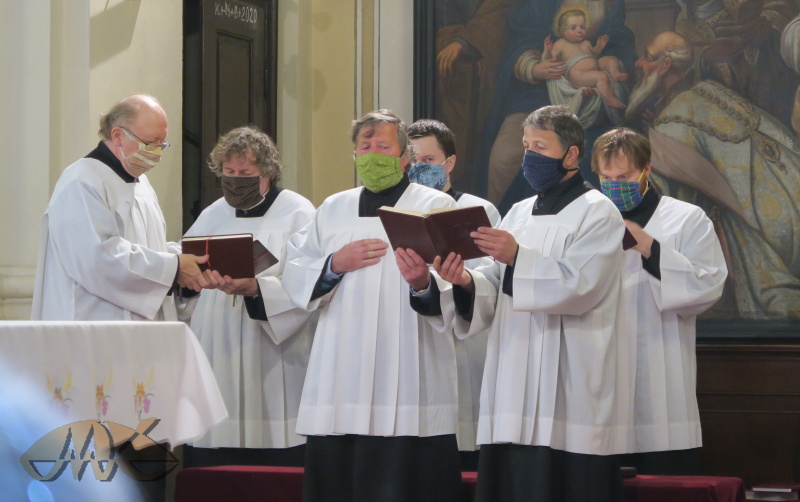 i s rouškami se schola snaží zpívat