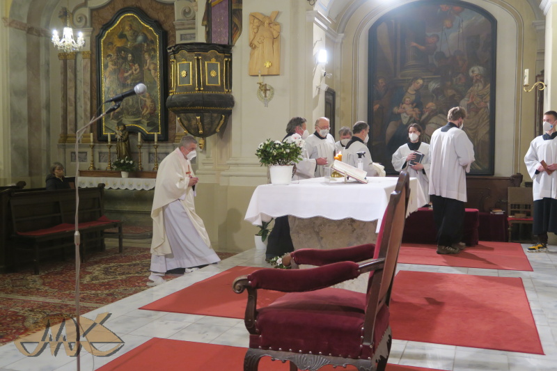 otec Alois s ministranty se vracejí do presbytáře