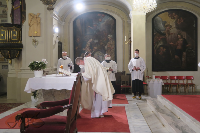 otec líbá obětní stůl, bohoslužba končí