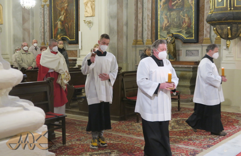 za klapotu je přinášena eucharistie