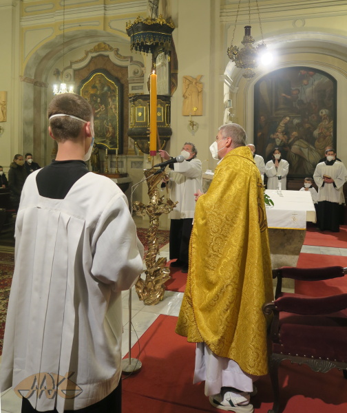 od paškálu budou zapáleny svíce na obětním stole a hlavním oltáři