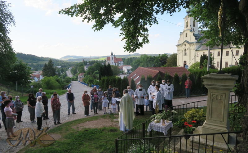 slunce ještě svítí na věž kostela