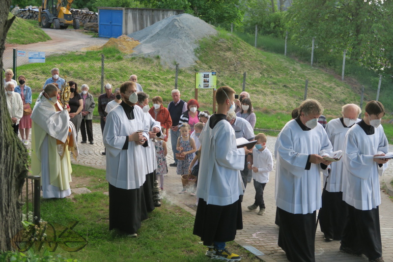 průvod se vrací do kostela