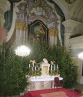 hlavní oltář obklopený stromky