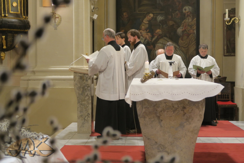 vypravěč, představitel Ježíše a ten, kdo zpívá, Petra, Piláta, služku a jiná sóla, stojí u ambonu