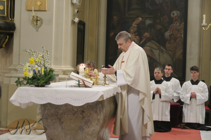 proměněné hostie musí být připraveny i na zítřek, kdy se mše svatá neslouží