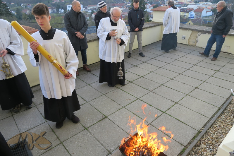 přicházejí věřící i ministranti