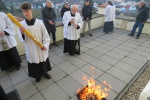 přicházejí věřící i ministranti