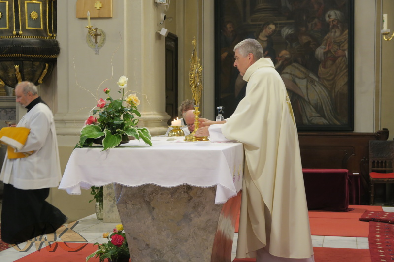 klade monstranci na obětní stůl