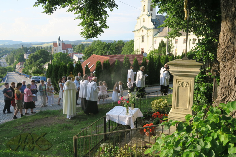 průvod odchází od křížku