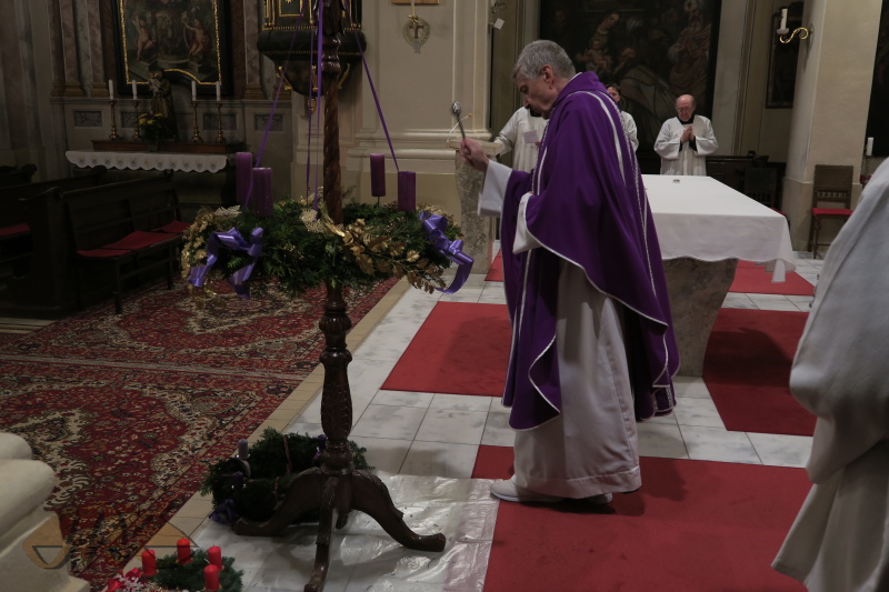 otec Alois žehná i věnce, které si přinesli věřící