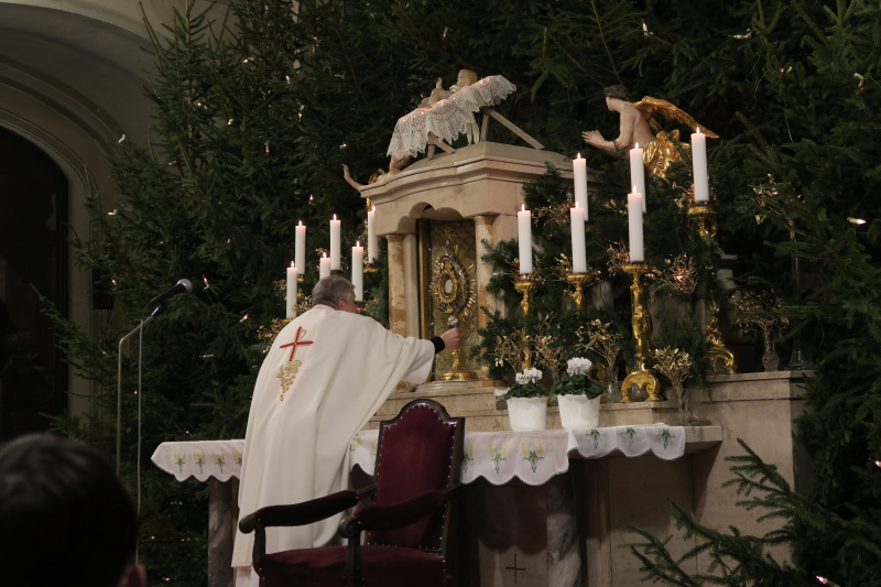 monstrance se vrací do svatostánku