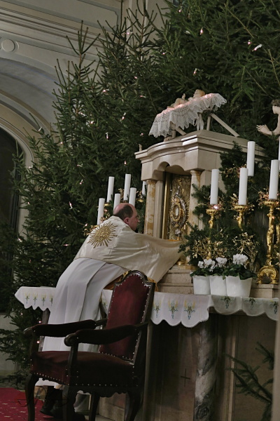 monstrance se vrací do svatostánku