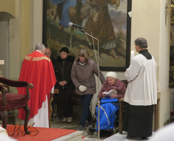 nakonec i ti, co jsou v presbytáři s nemocnými