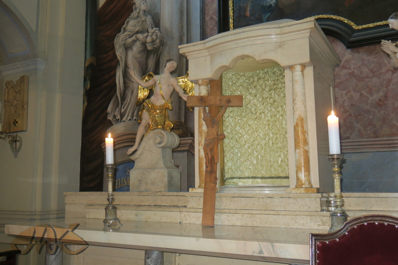 prázdný svatostánek s uctívaným křížem