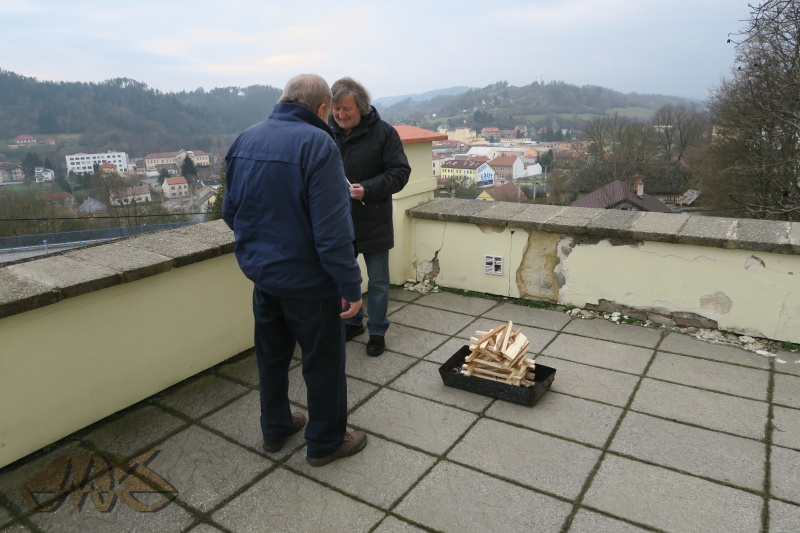 před kostelem je připravena hranička na oheň