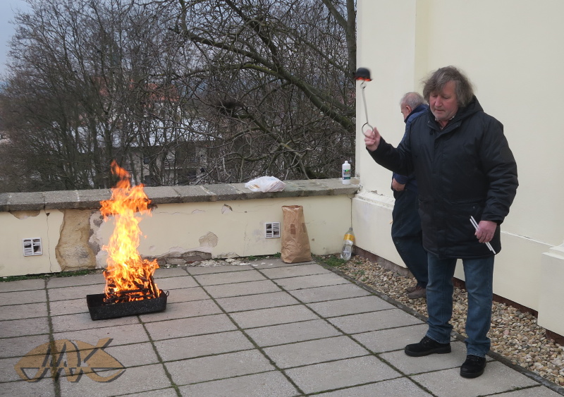 dřevěné uhlí pod kadidlo je třeba řádně rozžhavit