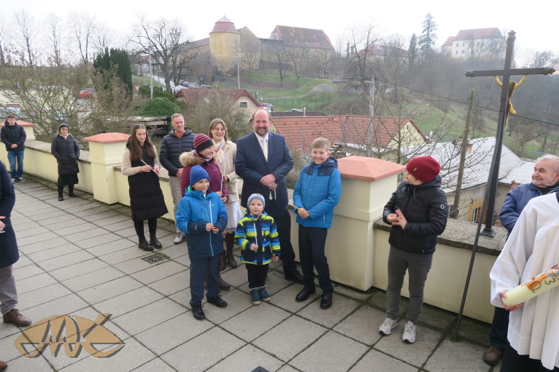 obřad začíná před kostelem