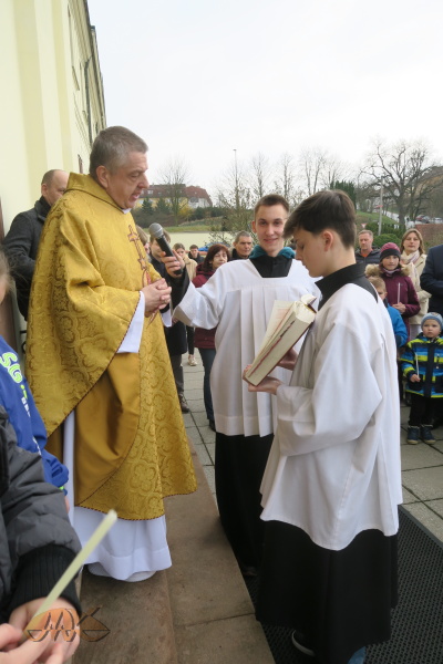 otec vysvětluje symboliku paškálu: 