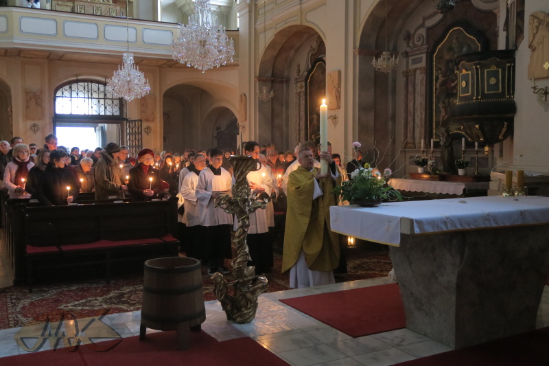 zvolání naposledy zazní pod schody do presbytáře - v celém kostele již svítí spousta svíčiček