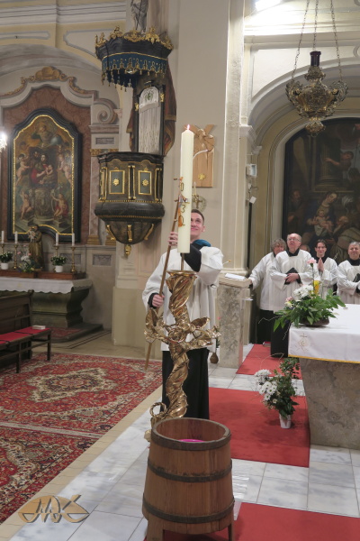 poté budou od paškálu zažehnuty všechny svíce