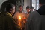 ministranti si odpalují svíčičky od paškálu