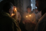 ministranti roznesou světlo po celém kostele