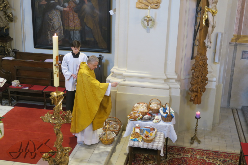 ještě musí být řádně pokropeny svěcenou vodou