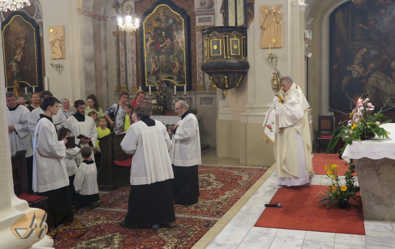 odcházíme průvodem na náměstíčko před nemocnicí