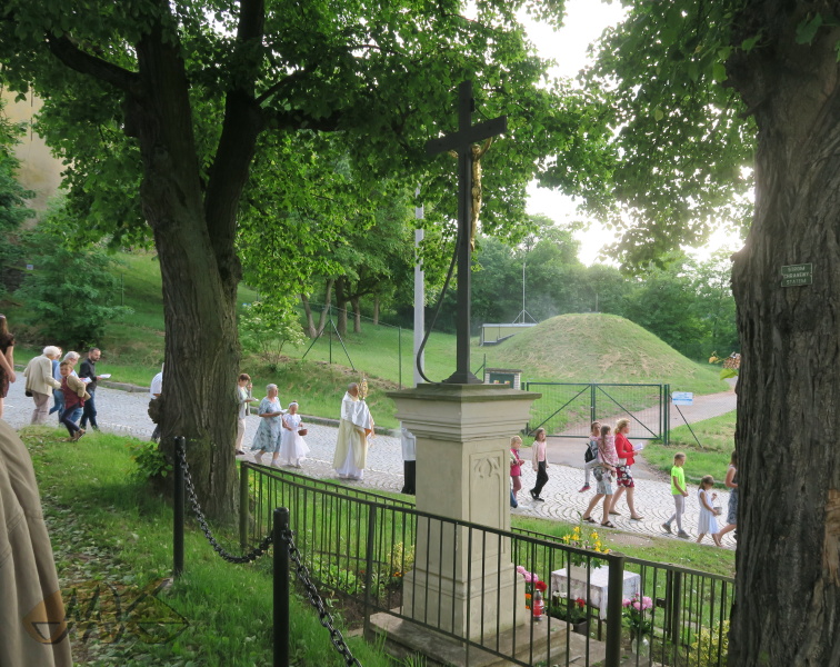 u křížku je nachystán provizorní oltář