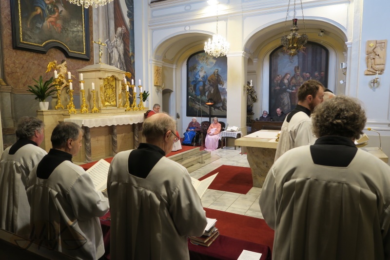 sborové části zpívá celá schola