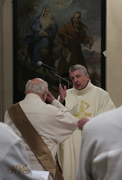 stařičký jáhen se chystá číst evangelium