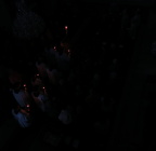 do tmy kostela je nesen zapálený paškál a od něho jsou zažíhány další svíce